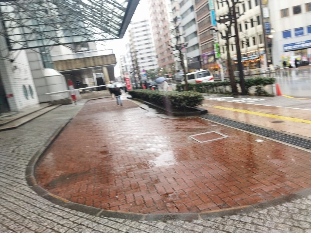 雨　池袋　西口